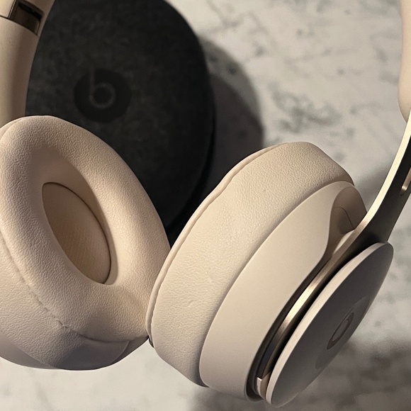 Beats Bluetooth Wireless On-Ear Headphones - Picture 2 of 4